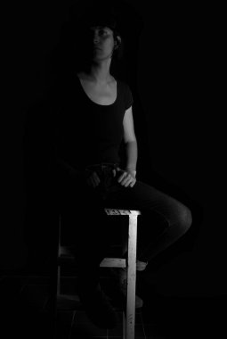 Siyah arka planda Hintli bir kızın dramatik portresi