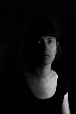 Siyah arka planda Hintli bir kızın dramatik portresi