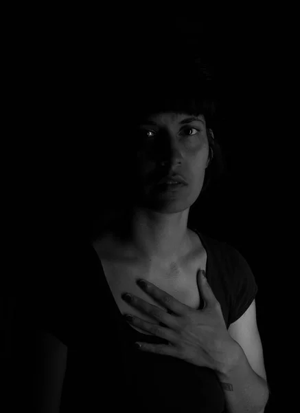 Siyah Arka Planda Hintli Bir Kızın Dramatik Portresi — Stok fotoğraf