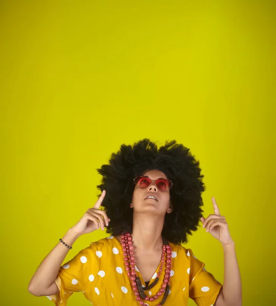 Joven Mujer Hermosa Con Peinado Afro Rizado Gafas Forma Corazón — Foto de Stock