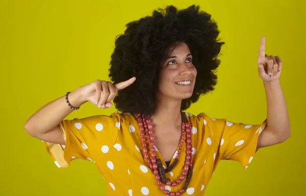 Young Beautiful Smiling Woman Curly Afro Hairstyle Yellow Background Pointing — Stock Photo, Image