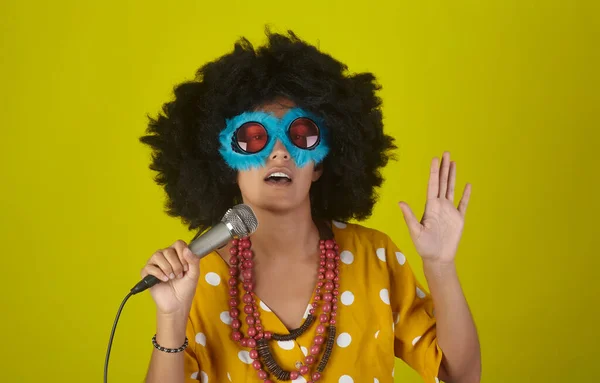 Joven Chica Hermosa Sonriente Con Peinado Afro Rizado Gafas Divertidas —  Fotos de Stock