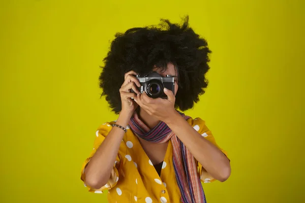 Beautiful Indian Girl Afro Curly Hairstyle Talking Pictures Retro Camera — Stock Photo, Image