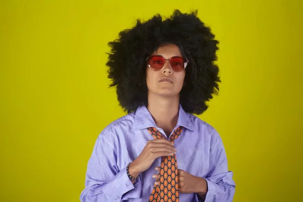 Retrato Una Chica India Con Peinado Afro Rizado Ropa Masculina —  Fotos de Stock