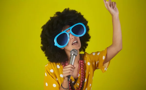 Joven Chica Hermosa Sonriente Con Peinado Afro Rizado Gafas Divertidas —  Fotos de Stock