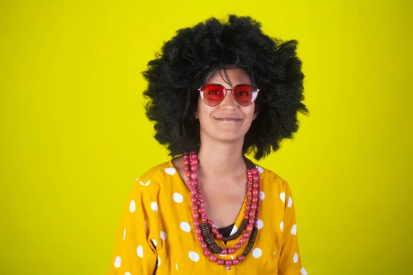 Porträtt Indian Leende Flicka Med Afro Lockigt Frisyr Och Hjärtformade — Stockfoto
