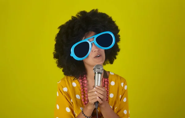 Joven Chica Hermosa Sonriente Con Peinado Afro Rizado Gafas Divertidas —  Fotos de Stock