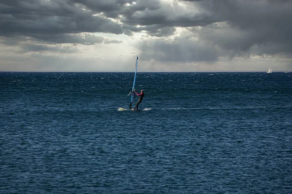 意大利的里雅斯特 9月12日 2020年9月12日 风冲浪者号在亚得里亚海的冲浪板上练习 — 图库照片