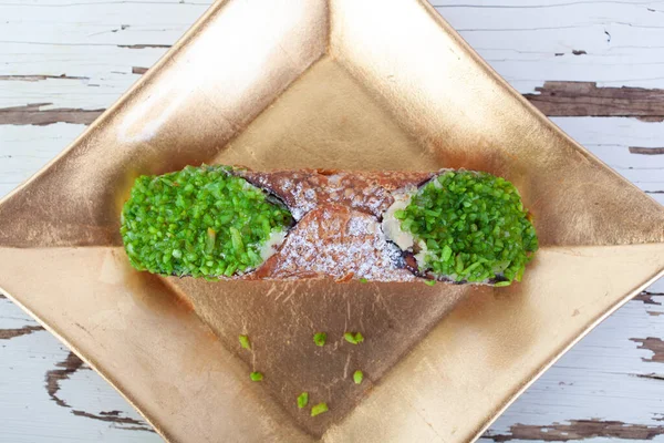 Cannolo Het Typische Siciliaanse Gebak Een Gouden Bord — Stockfoto