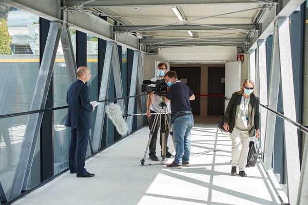 トリエステ イタリア 2020 9月6日にトリエステで開催されたEuroscienceオープンフォーラムのEsofでのニュース放送中に彼のテレビ局との通信員 — ストック写真