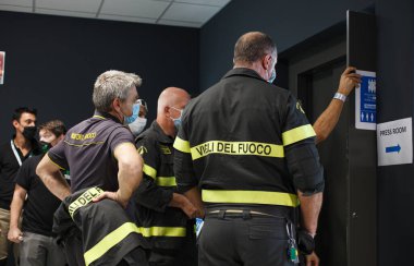 Trieste, İtalya - Eylül, 06: ESOF, Euroscience açık oturum sırasında güvenlik sistemini kontrol eden itfaiyeciler, 6 Eylül 2020