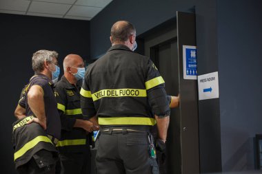 Trieste, İtalya - Eylül, 06: ESOF, Euroscience açık oturum sırasında güvenlik sistemini kontrol eden itfaiyeciler, 6 Eylül 2020