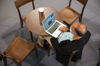 Trieste, İtalya - Eylül, 06: ESOF, Euroscience açık oturumu sırasında basın odasında defteriyle masada oturan bir adamın üst görünümü