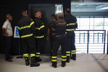 Trieste, İtalya - Eylül, 06: ESOF, Euroscience açık oturum sırasında güvenlik sistemini kontrol eden itfaiyeciler, 6 Eylül 2020