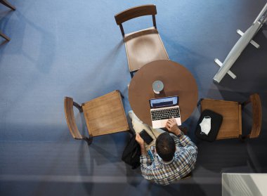 Trieste, İtalya - Eylül, 06: ESOF, Euroscience açık oturumu sırasında basın odasında defteriyle masada oturan bir adamın üst görünümü