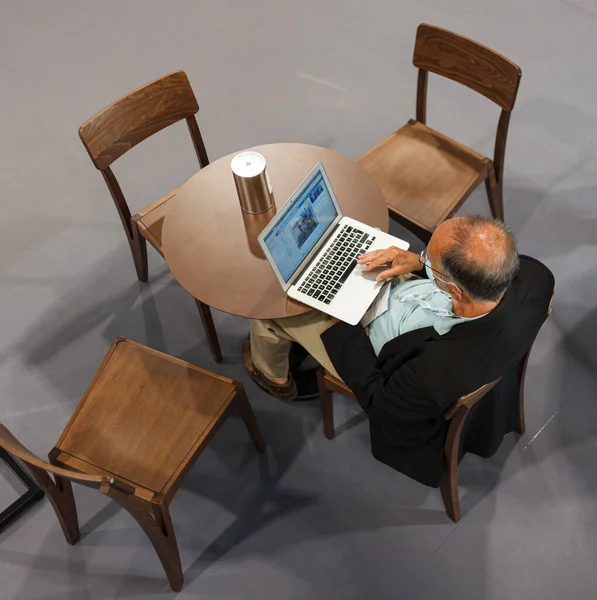 Triest Italien September Draufsicht Eines Mannes Der Tisch Sitzt Und — Stockfoto