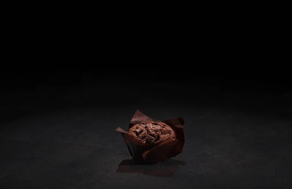 Νόστιμο Μάφιν Σοκολάτας Σκούρο Φόντο Σκόνη Ζάχαρης — Φωτογραφία Αρχείου