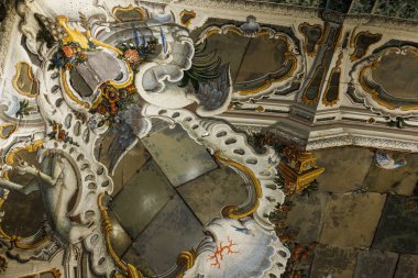 Tarihi Villa Palagonisi içinde süslü dekorasyonları ve yansıtıcı yüzeyleri olan Aynalar Salonu 'nun zarif iç görünüşü, Bagheria, Palermo, Sicilya, İtalya