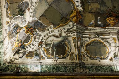 Tarihi Villa Palagonisi içinde süslü dekorasyonları ve yansıtıcı yüzeyleri olan Aynalar Salonu 'nun zarif iç görünüşü, Bagheria, Palermo, Sicilya, İtalya