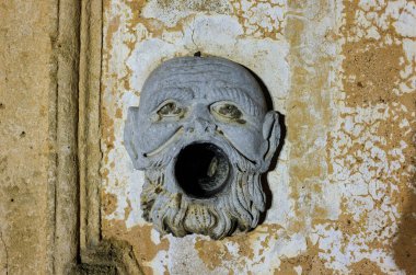 Villa Palagonia 'da 18. yüzyıldan kalma, ağzı açık bir canavar olan Bagheria, Sicilya, İtalya' yı resmeden bir meşale söndürücü.