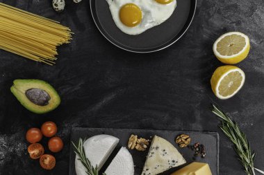 Farklı yiyeceklerle siyah masa, doğal tarım ürünleri, üst görünüm, metin için çerçeve