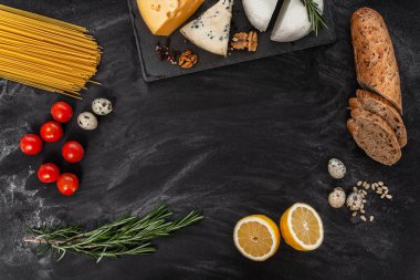 Farklı yiyeceklere sahip siyah masa, tarım ürünleri, üst görünüm, metin için çerçeve.