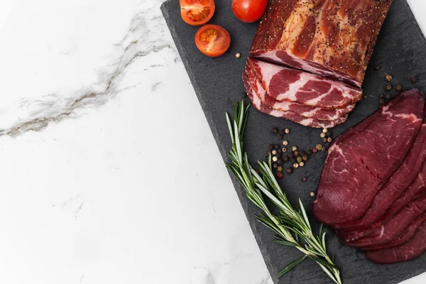 Geräuchertes Fleisch Mit Zutaten Auf Der Schwarzen Steintafel Ansicht Von — Stockfoto