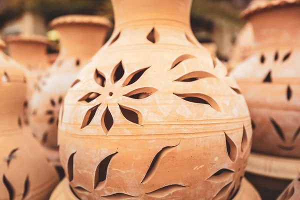 阿曼古都尼兹瓦的传统工艺品罐 — 图库照片