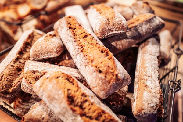 新鮮で無愛想なフランスのバゲットのパン — ストック写真