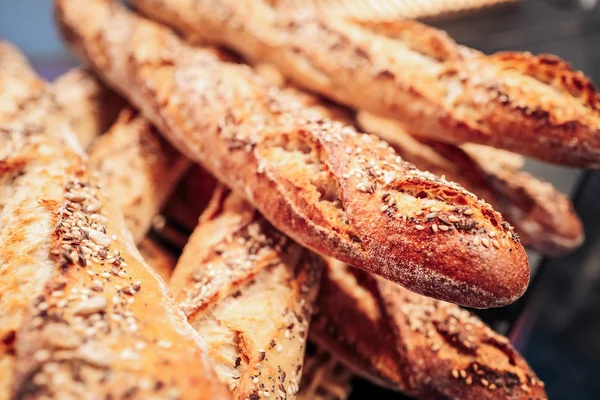 新鲜和硬壳的法国面包面包 — 图库照片