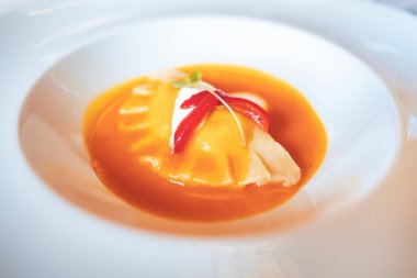 Lezzetli raviolo makarna bir kremalı sos üzerine