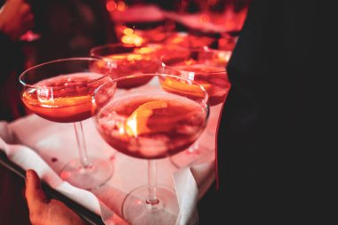 bir gece olay sırasında grup çeşitli kokteyller servis