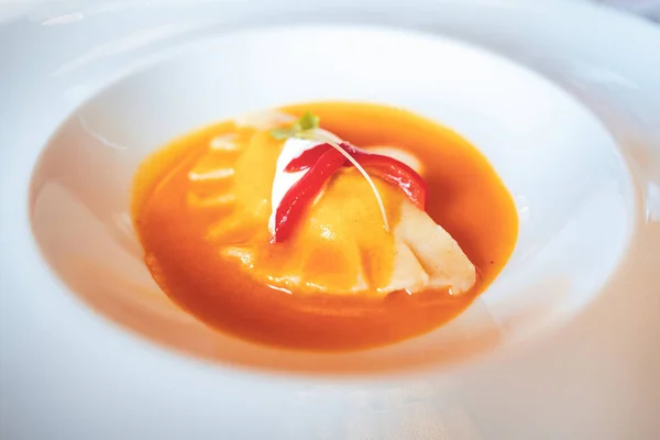 Délicieuses Pâtes Raviolo Sur Une Sauce Crémeuse — Photo