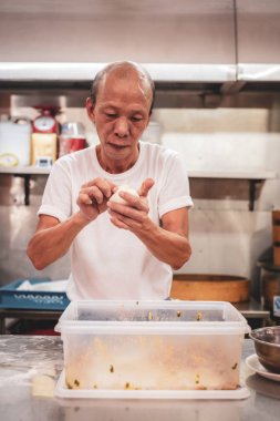Bir restoranda tipik Çin doldurulmuş çörekler hazırlama