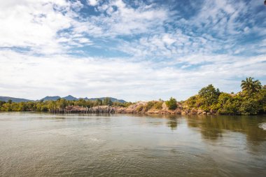 Borneo/Sarawak/Malezya/Haziran 2014: nehir kıyısı