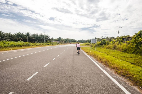 Borneo/Sarawak/Malezji/czerwiec 2014: jazda na rowerze w dzikich na — Zdjęcie stockowe