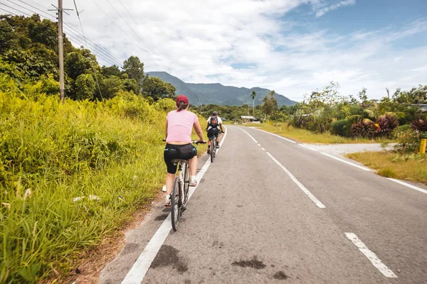 Borneo/Sarawak/Malezji/czerwiec 2014: jazda na rowerze w dzikich na — Zdjęcie stockowe