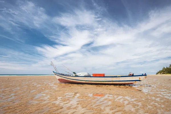Borneo/Sarawak/Malajzia/június 2014: gyönyörű homokos strand — Stock Fotó
