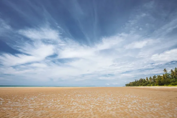 БОРНЕО / САРАВИ / МАЛАЙЗИЯ / ИЮНЬ 2014: Чудесный песчаный пляж в — стоковое фото