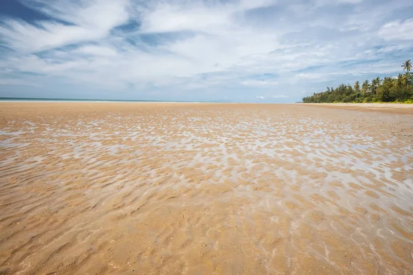Borneo / sarawak / malaysia / juni 2014: wunderschöner sandstrand in — Stockfoto