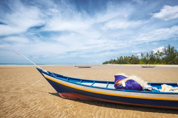 BORNEO / SARAWAK / MALAYSIA / GIUGNO 2014: Splendida spiaggia di sabbia a — Foto Stock