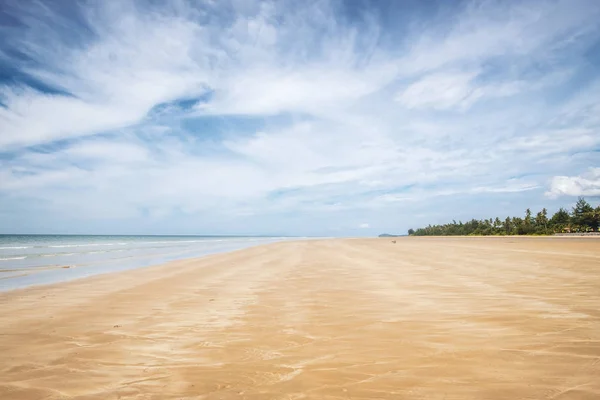 БОРНЕО / САРАВИ / МАЛАЙЗИЯ / ИЮНЬ 2014: Чудесный песчаный пляж в — стоковое фото