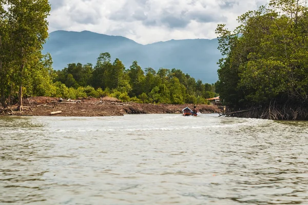 BORNEO / SARAWAK / MALASIA / JUNIO 2014: Aventura a lo largo del río — Foto de Stock