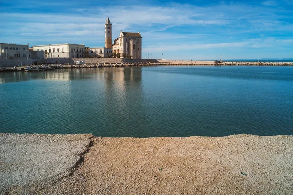 TRANI - ITALY / JANUARY 2018: Life in the beautiful fishermen 's — стоковое фото