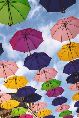 Lüksemburg şehir merkezinde şemsiye montajı