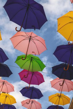 Lüksemburg şehir merkezinde şemsiye montajı