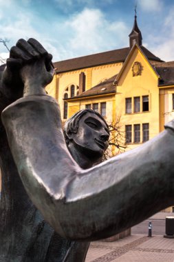 Lüksemburg kentinde dans eden bronz heykel