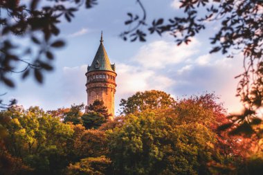 Ağaçlarla çevrili Lüksemburg Bankası Kulesi