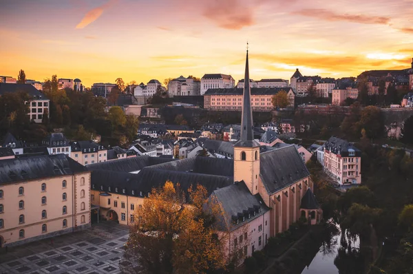 Maravillosa vista sobre la ciudad vieja de Luxemburgo — Foto de Stock