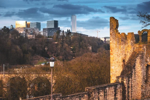 Arquitectura antigua y moderna en contraste en la ciudad de Luxembour — Foto de Stock